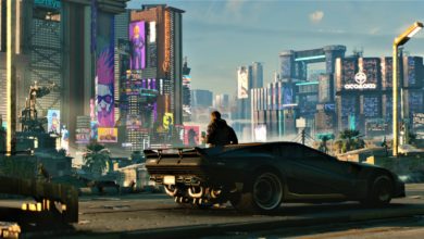 In Cyberpunk 2077 spielt ihr V, einem Charakter, den der Spieler selbst erstellen kann. Das bild zeigt V, angelehnt an einem Auto. In Cyberpunk 2077 können Spieler die offene Welt "Night City" auch im Fahrzeug frei erkunden.